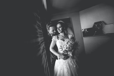 灰度的婚礼摄影的夫妇
